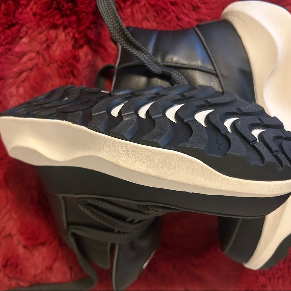 The North Face Black and Gray High-Top Sneakers - Picture 7 of 8